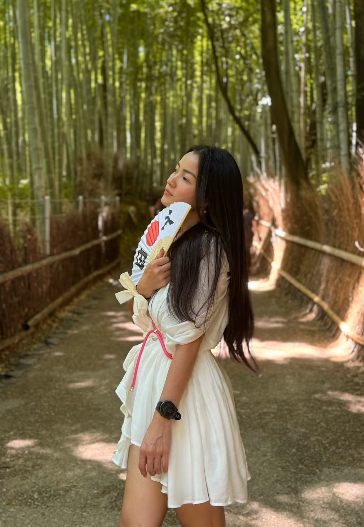 Thủy Top khá đa tài, cô diễn xuất tốt, giọng hát ổn, ngoại hình đẹp. Nàng hot girl sở hữu nhan sắc khả ái và đặc biệt được biết đến với biệt danh “siêu vòng một”. Cô nàng được xem là người tiên phong trong trào lưu “sexy girl” ở Việt Nam.