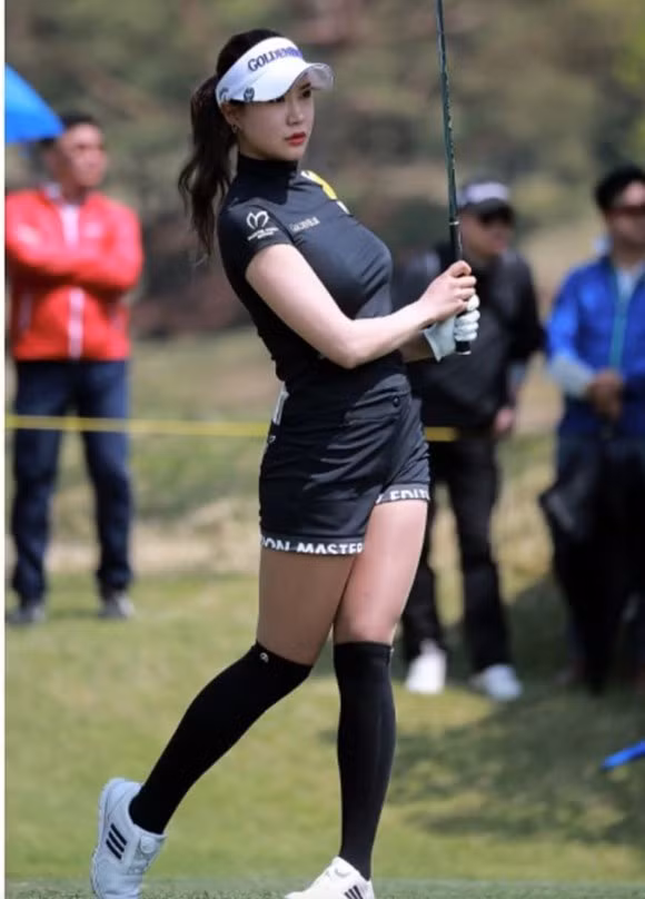 Hyunju Yoo (26 tuổi, đến từ thành phố Anshan, tỉnh Gyeonggi) là nữ golf thủ chuyên nghiệp của Hàn Quốc. Cô nàng này gây ấn tượng bằng thân hình cực nóng bỏng và gương mặt quá đỗi xinh đẹp.