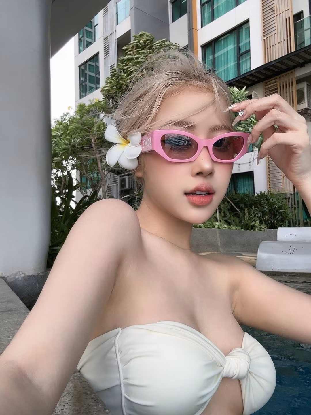 Vừa qua, hot girl Huyền Diệu khiến cộng đồng mạng không khỏi xôn xao khi chia sẻ loạt hình ảnh khoe vóc dáng bốc lửa trong trang phục bikini.
