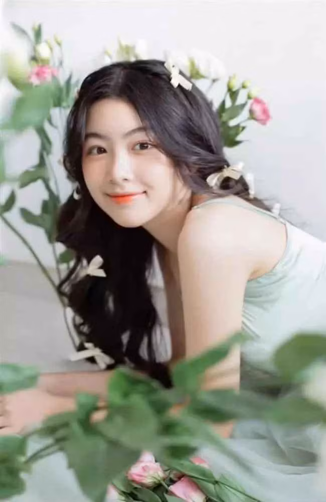 Nét đẹp trong trẻo như một nàng công chúa được nhiều netizen giành để khen Lọ Lem.