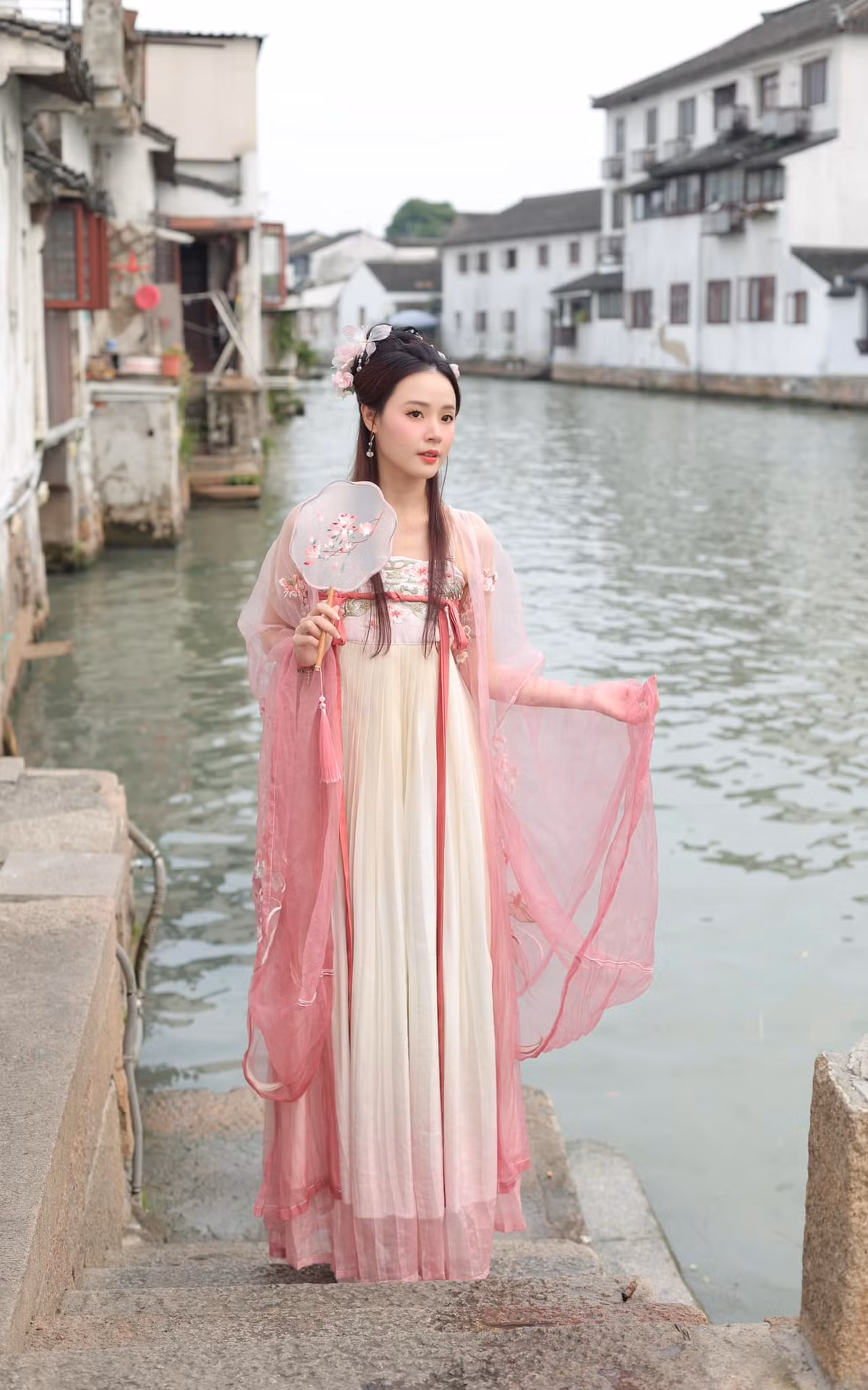 Dạo quanh Shantang, sẽ dễ dàng bắt gặp những ngôi nhà cổ với mái ngói cong, tường trắng và cửa gỗ nâu đặc trưng của kiến trúc nhà Minh - Thanh.