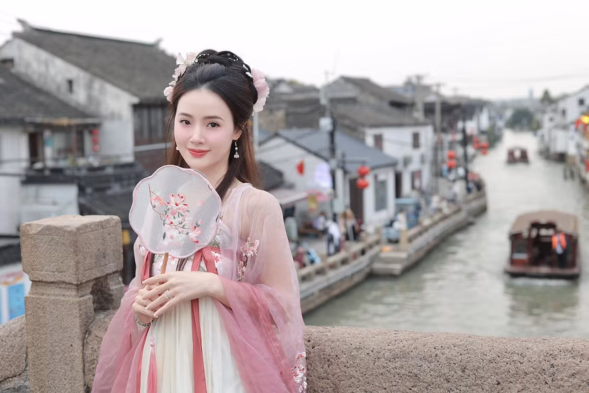 Phía sau lưng "nữ giảng viên đẹp nhất Sài thành" là những ngôi nhà nằm dọc theo con kênh dài 7 dặm, tạo nên một không gian yên bình, lãng mạn.