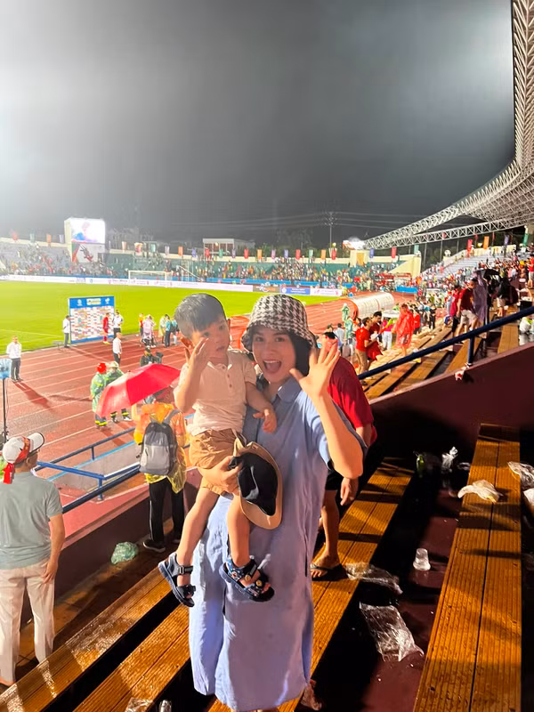 Bà xã Đỗ Hùng Dũng thường chia sẻ những hình ảnh ngọt ngào và hạnh phúc của hai vợ chồng trên trang cá nhân.