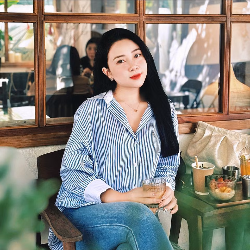 Võ Nhật Linh sinh năm 1997, tại tỉnh Nghệ An. Cô được công chúng chú ý nhiều khi là vợ của cầu thủ Phan Văn Đức.
