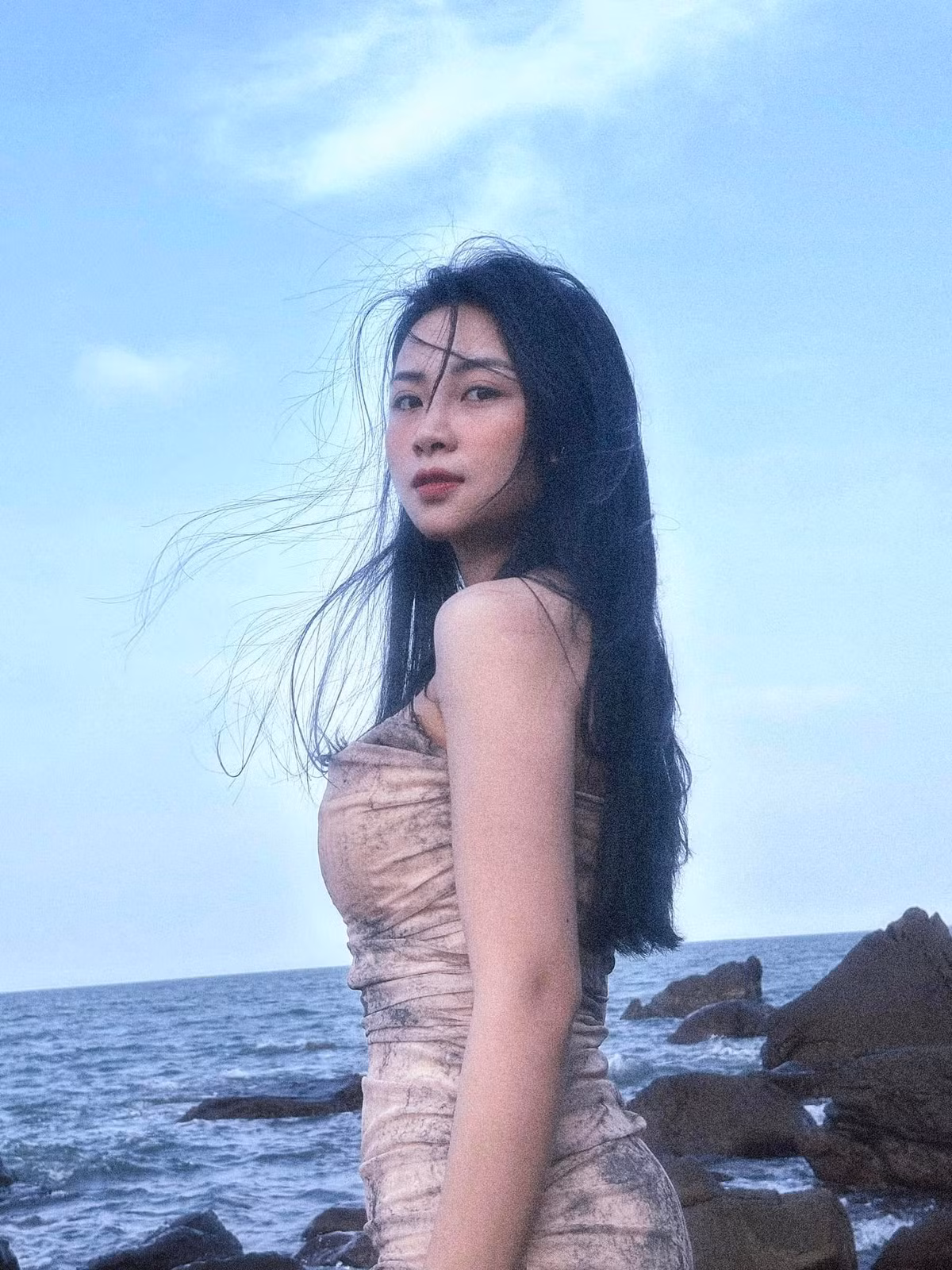 “Dáng mẹ hai con đẹp thế”. “Chả trách Văn Đức mê như điếu đổ”. “Xinh đẹp không chỗ chê luôn”. “Giỏi và khéo quá đi”. “Bài tập khó mà nhìn chị tập dễ dàng thật”. “Đẹp quá chị ơi”. “Ngưỡng mộ Linh nhất”... là những bình luận dưới bài đăng của Võ Nhật Linh.