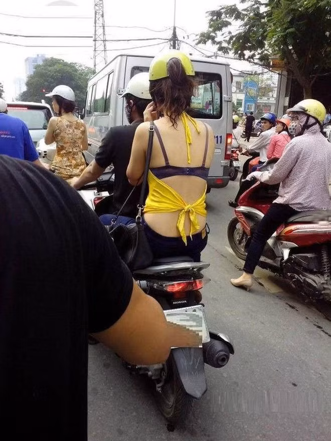 Cách buộc áo của cô gái trên từng khiến nhiều người liên tưởng tới phong cách bịt mặt của đạo chích trong truyện tranh Doraemon.