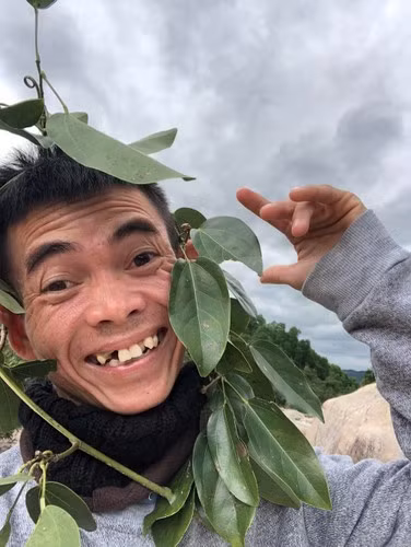 So Y Tiết đã lặn lội chạy xe máy từ huyện Vân Canh, Bình Định đến TP. Quy Nhơn để đi mua sắm đồ ăn cho vợ. Từ đồ cho bà bầu, thức ăn, trái cây đến nước uống, anh chàng đều không ngại ngần mà mua để bà xã thưởng thức.