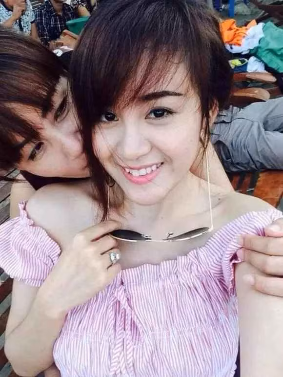 Khi ấy, mẹ ruột của hiện tượng mạng Bà Tưng từng lên tiếng: "Đó là cách riêng của Huyền Anh và tôi không có ý kiến gì. Mà cũng không có gì to tát, chuyện nó hở hang hay không mặc áo ngực là hoàn toàn bình thường. Hồi ở nhà, nó cũng không mặc. Dù dư luận có nói gì thì tôi cũng bỏ ngoài tai và mặc kệ, tôi biết con mình ngoan hay hư, vẫn luôn tin tưởng và tự hào về con gái mình".