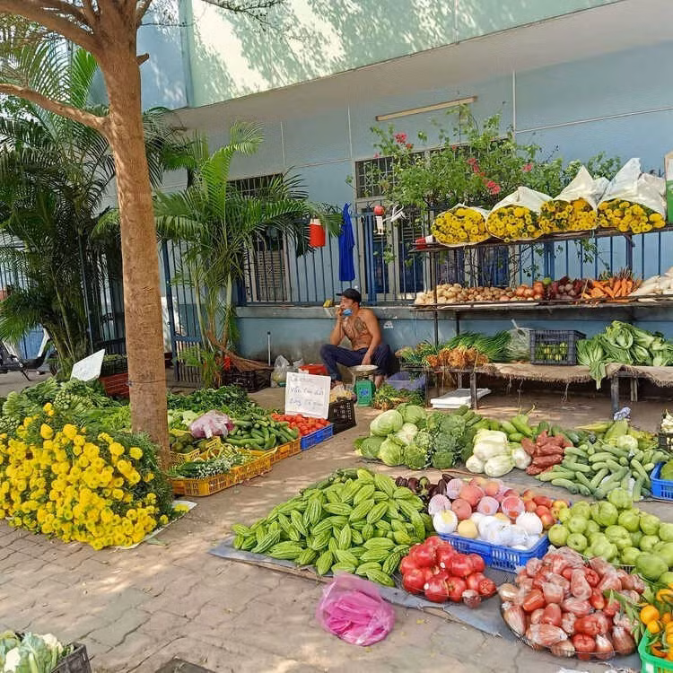 Kể từ thời điểm đó, đã hơn 1 năm trôi qua, cuộc sống Minh Râu có nhiều thay đổi. Anh vẫn cần mẫn với công việc bán rau và cuộc sống trở nên vui vẻ, thoải mái hơn.