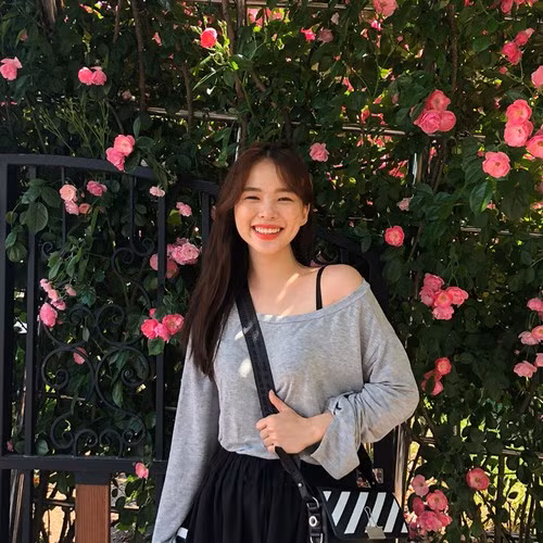 Lee Ha Neul đánh giá cao mức giá hợp lý, không gian rộng rãi, yên tĩnh, bữa sáng phong phú và tiện nghi hiện đại của resort.