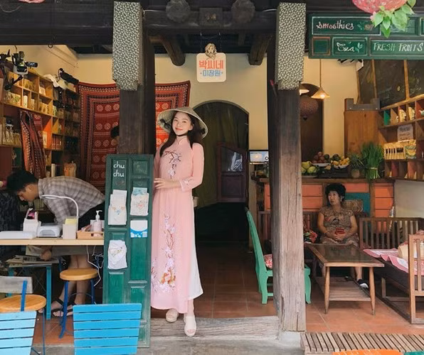 Trong loạt bài đăng trên Instagram ngày 11/4, người đẹp Hàn Quốc chia sẻ cảm nhận về giá cả hợp lý ở Phú Quốc, từ dịch vụ massage chỉ khoảng 20.000-30.000 won, đến bữa ăn nhiều món kèm rượu chỉ tốn khoảng 50.000 won.