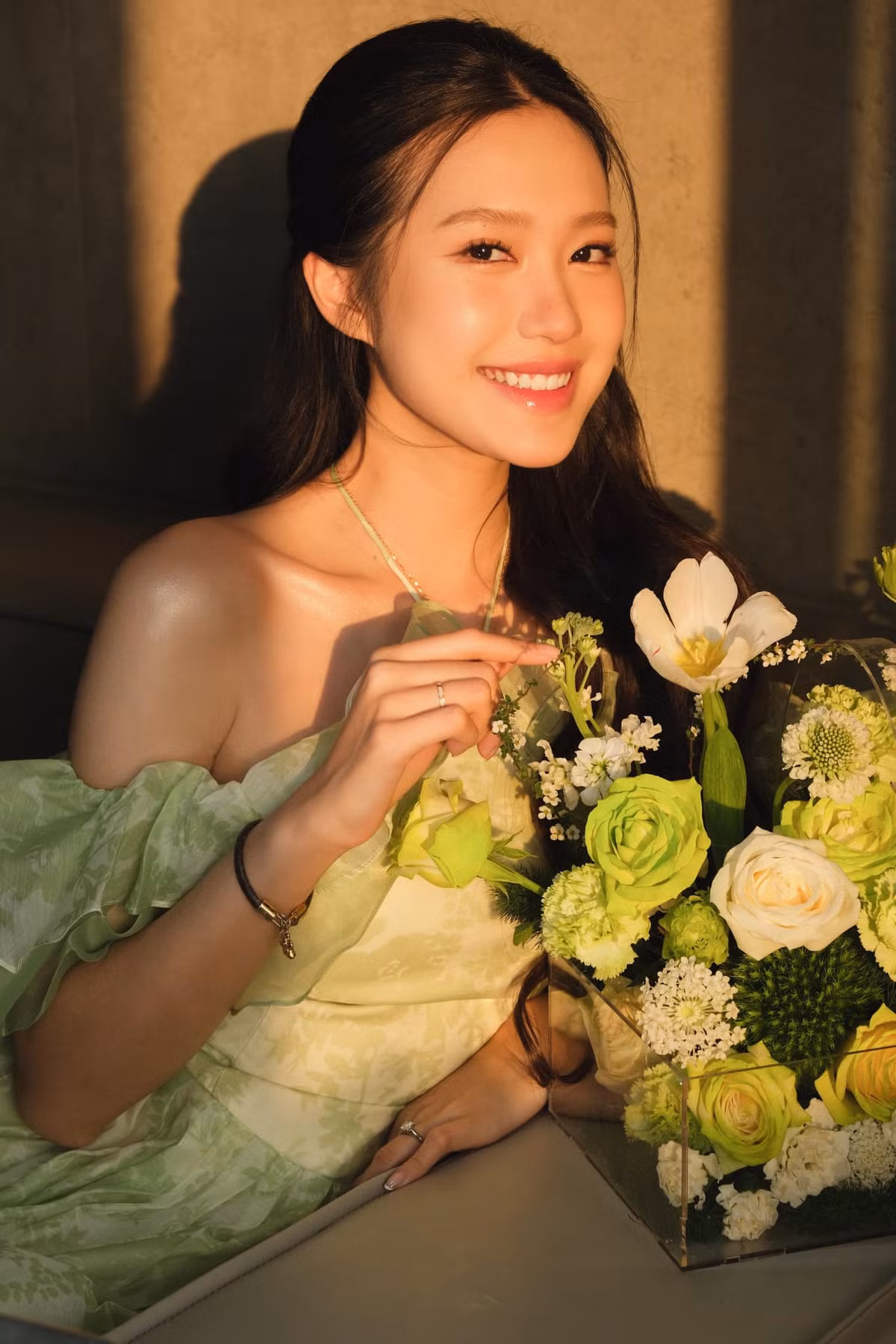 Giữa căn phòng ngập tràn hoa, Doãn Hải My cũng xuất hiện trong chiếc váy đỏ tươi thắm, khoe nhan sắc ngọt ngào, xinh đẹp như hoa.