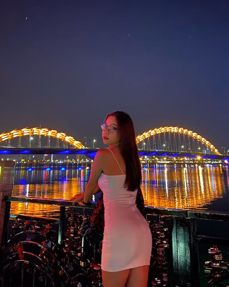 Cụ thể, bố Nhật Lê đã khuyên con gái rằng: "Làm nghề gì cũng được, giàu hay nghèo không quan trọng, miễn là đủ ăn. Quan trọng nhất là yêu thương, bao dung lẫn nhau chứ giàu làm gì, nó bạc lắm con".