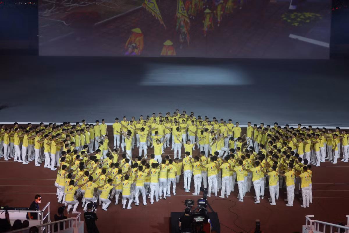 Lễ khai mạc SEA Games 31 với chủ đề Cùng tỏa sáng - Let’s shine (cũng là tiêu đề bài hát chính thức của SEA Games 31) là khát vọng thể hiện nội lực trong sự tương đồng và khác biệt của văn hóa các nước Đông Nam Á