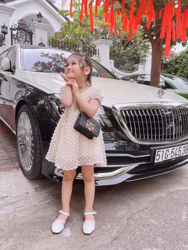Nữ đại gia vợ doanh nhân Quốc Vũ chia sẻ: "Băng mua sắm những món đồ đó vì thấy hợp lý chứ không phải mua hoang phí. Nhiều món đồ bé đòi mà Băng thấy vượt quá mức chi tiêu của mình thì Băng sẵn sàng từ chối với con, chứ không nuông chiều".