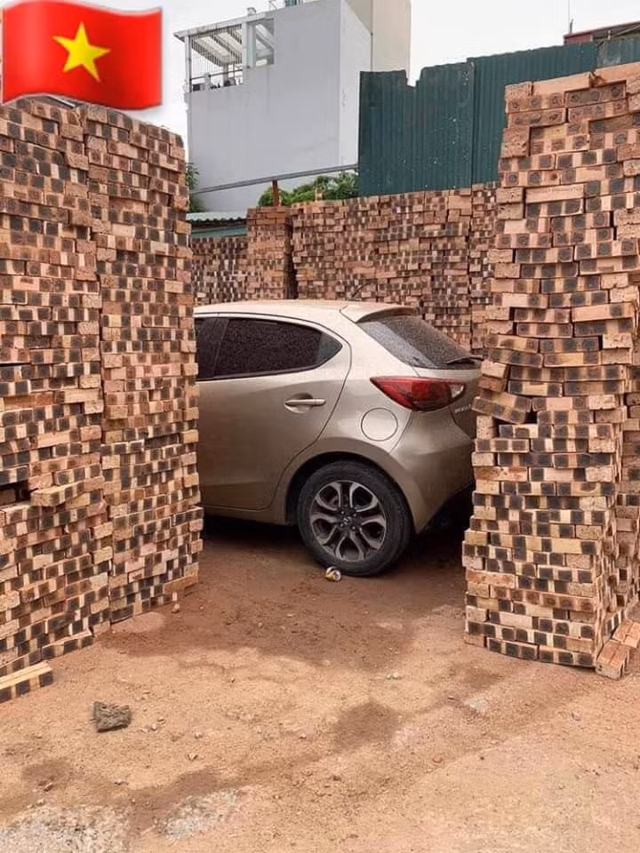 Tuy nhiên, đây là tác phẩm của một ai đó đã xếp gạch bao quanh chiếc xe ô tô, chỉ trừa một lối đi rất hẹp.