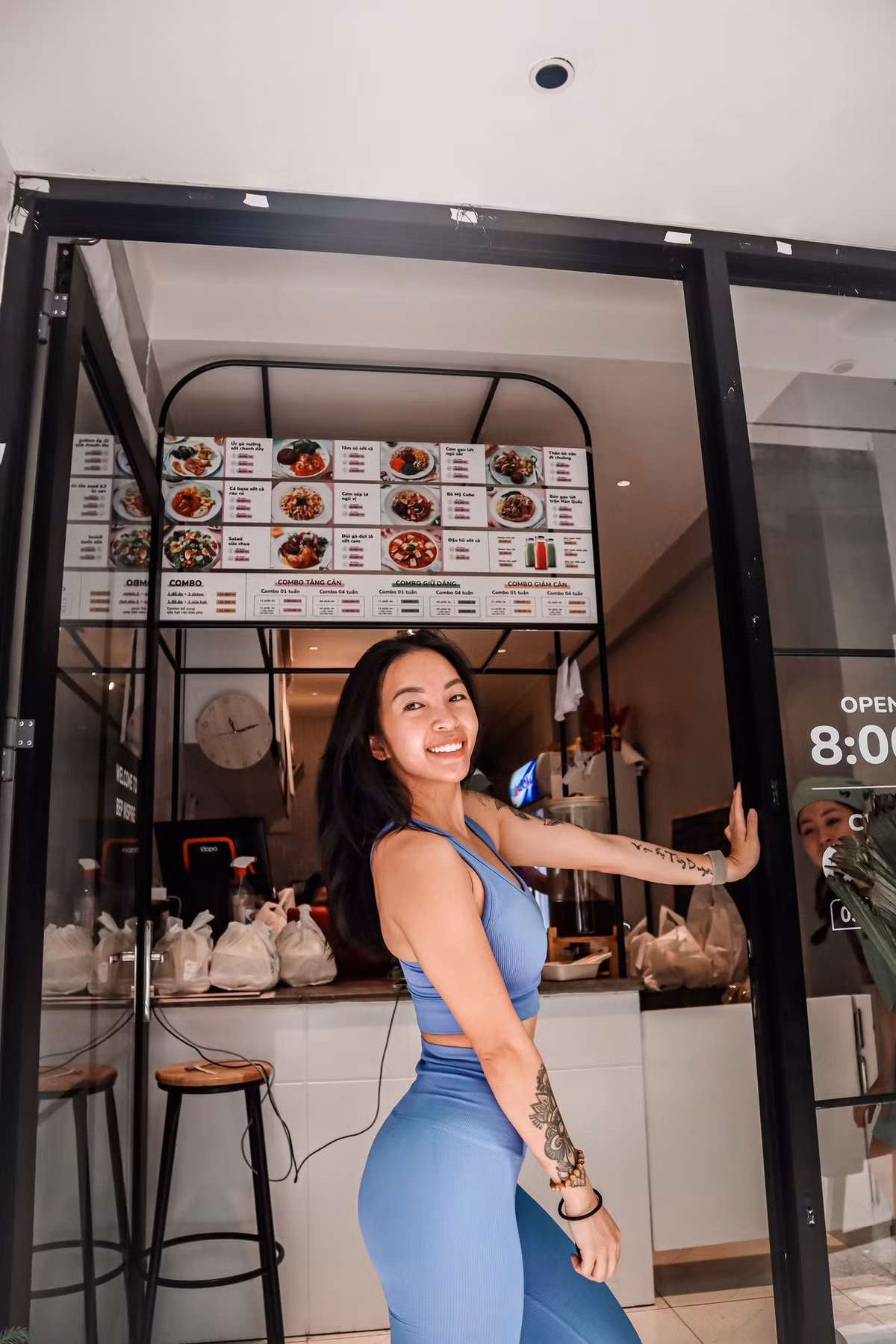 Nhưng mặc cho ngoài kia các netizen đàm tiếu ra sao, Hana Giang Anh vẫn tự tin lăng xê phong cách quên áo ngực, bỏ ngoài tai những lời đàm tiếu.