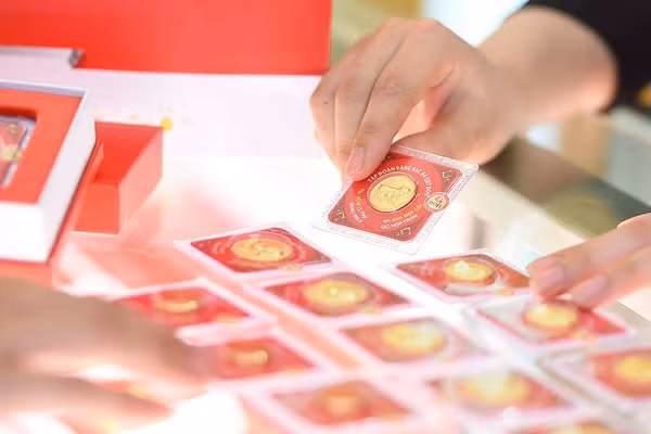 Gia vang hom nay 21/6: Giam gia, nha dau tu mua vao cho thoi