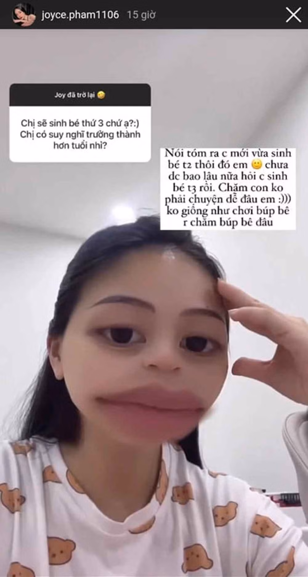 Joyce Phạm tâm sự với người hâm mộ: “Kể chuyện sao phát hiện có bầu vui nè. Vì hồi trước vắt sữa cho Tít uống nên Joyce phải uống sữa ông thọ nóng. Lâu lắm rồi, tự nhiên Joyce thèm lại. Thấy thèm tùm lum tùm la luôn, cái phát hiện 2 vạch”.