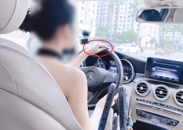 Màn lái xe giả trân, tay cầm vô lăng không đúng cách của một hot girl tài chính sống ảo từng được dân mạng truyền tay nhau hết diễn đàn này đến fanpage khác trên mạng xã hội.
