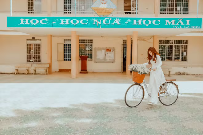 Không những thế, bà xã Minh Nhựa còn kể quá trình chụp ảnh và không ngại thừa nhận mình là học sinh cá biệt thời đi học ở phần bình luận.