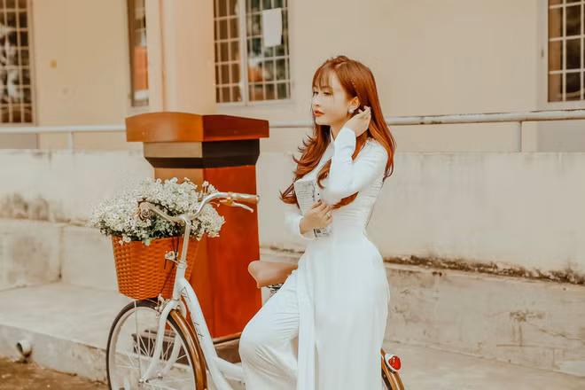 Cụ thể, Mina chia sẻ: "Quậy quá rách cái ống quần luôn. Áo dài mới may, mặc được có tẹo chụp hình là rách rồi đó. Ngày xưa cũng toàn bị rách giờ cũng y chang. Mà nay quậy hơn tuổi học trò luôn rồi".