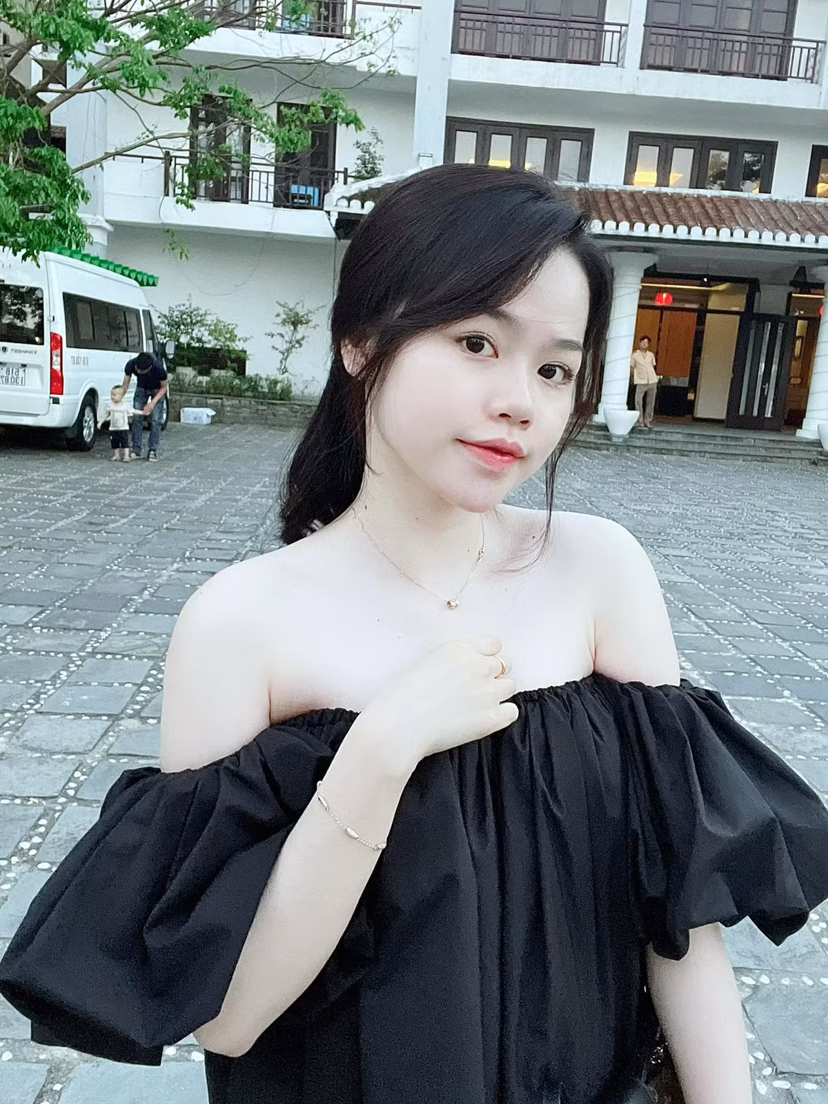 Mặc dù không sở hữu chiều cao lý tưởng nhưng nhờ chăm chỉ tập luyện nên Huỳnh Anh sở hữu vóc dáng cân đối, "vòng nào ra vòng nấy".