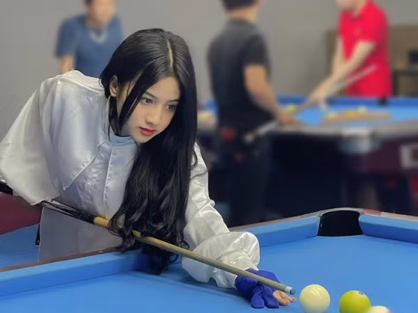 Thanh Hằng thường chọn những trang phục tôn da, tôn dáng. Cô bạn không đóng khung bản thân trong một phong cách cụ thể nào.