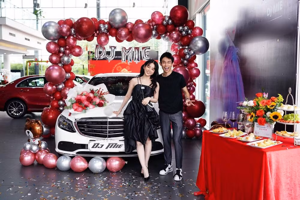 Theo đó, Mie và Hồng Thanh tông xuyệt tông cùng đến địa điểm bàn giao xe vô cùng tình cảm.