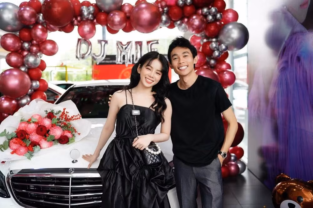 Sau khi vượt qua "cơn bão" tin đồn chia tay, DJ Mie và bạn trai vừa đăng tải khoảnh khắc tay trong tay với diễn viên Hồng Thanh đi nhận xế hộp mới mua.