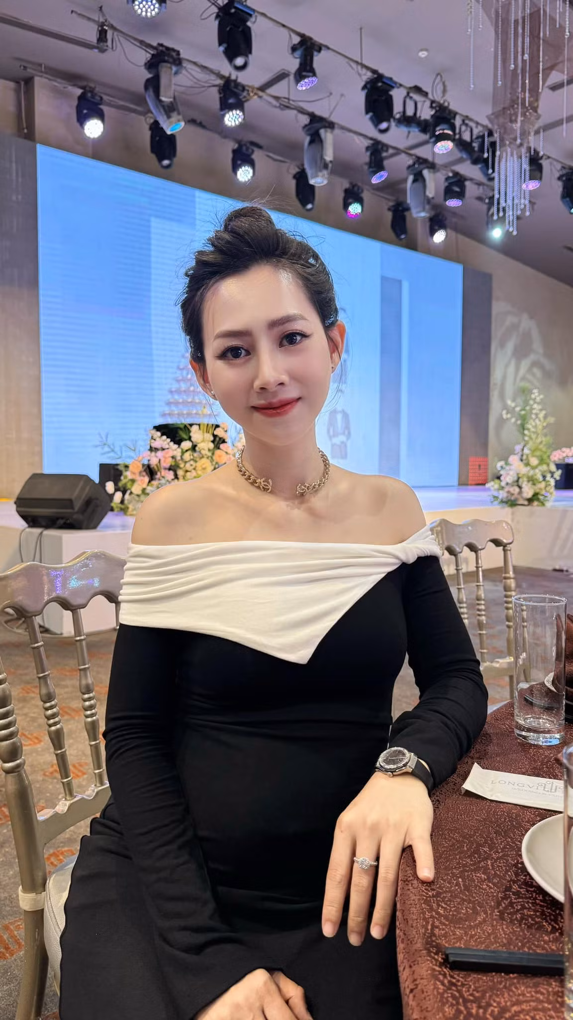 Nữ diễn viên vẫn tập thể thao nhẹ nhàng, chăm sóc da, kết hợp cùng chế độ ăn uống khoa học, cung cấp đầy đủ chất dinh dưỡng.