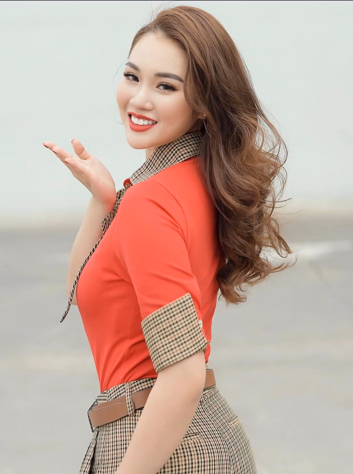 Nguyễn Ngọc Mai (sinh năm 1997) là một nữ tiếp viên hàng không xinh đẹp gây chú ý MXH thời gian qua. Gái xinh này từng gây chú ý trên mạng xã hội khi xuất hiện trên khán đài, cổ vũ cho đội tuyển Việt Nam tại Mỹ Đình trong trận đấu gặp đội tuyển UAE.