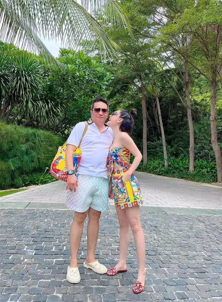 Mới đây trên trang cá nhân, Đoàn Di Băng có chia sẻ gây chú ý. Lần lên sóng này, không đăng ảnh sống ảo của bản thân, cũng chẳng có hình về 3 con gái xinh đẹp, nữ đại gia quận 7 cho chồng là doanh nhân Nguyễn Quốc Vũ lên sóng.