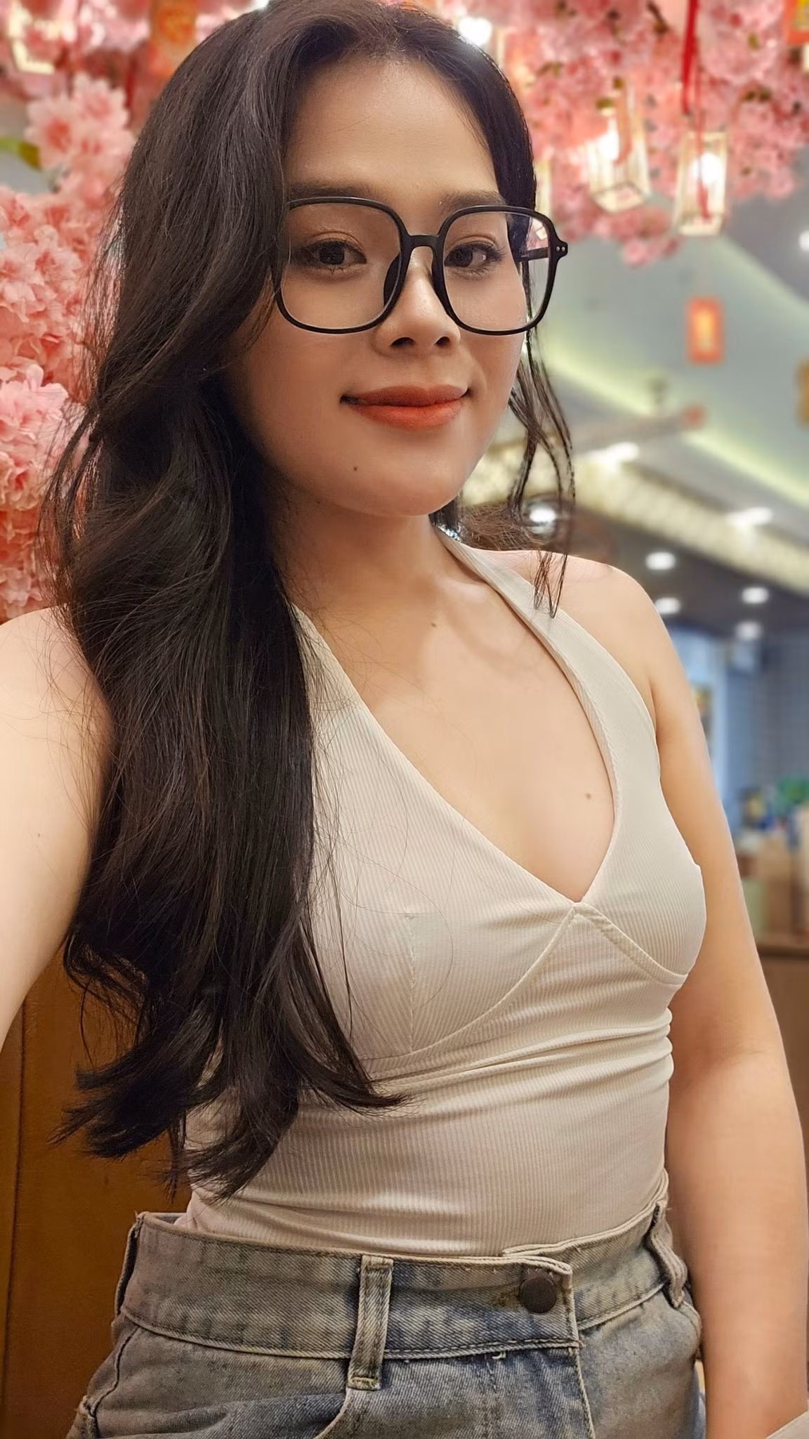 Về đời tư, tháng 5/2021, Ngân Thảo cùng bạn trai lâu năm tên Hoài Đức tổ chức lễ ăn hỏi. Cả 2 cũng lên kế hoạch cho hôn lễ ngay sau đó. Tuy nhiên, do dịch Covid-19 khi ấy diễn biến vô cùng phức tạp nên phải 2 năm sau, họ mới làm đám cưới và đãi tiệc bạn bè.