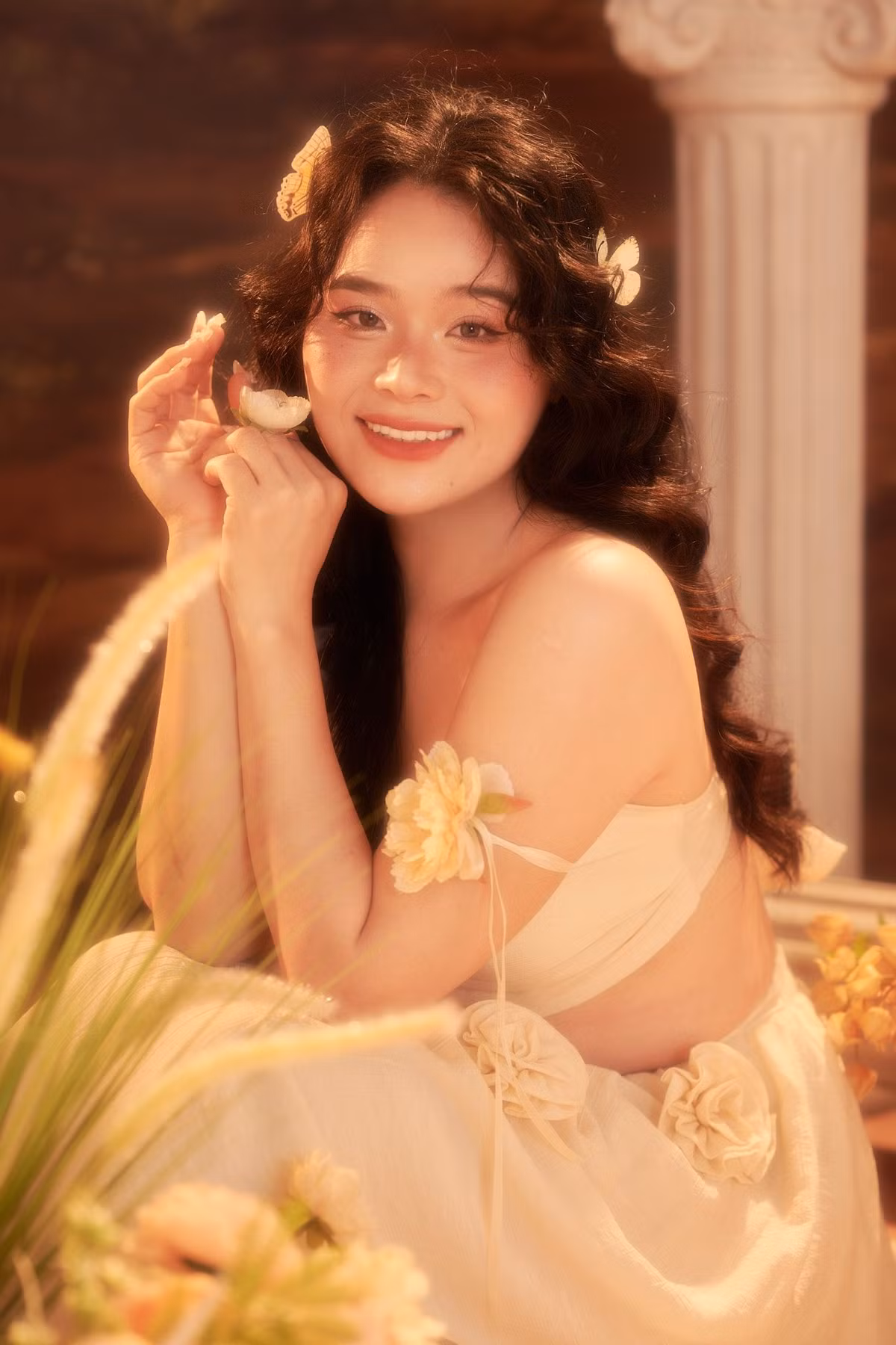 Trước đó, Ngân Thảo từng tâm sự về việc không tham gia showbiz, ở nhà bán hàng, cô quan niệm khi hoạt động nghệ thuật phải có ngoại hình và tài năng như ca hát, diễn xuất.