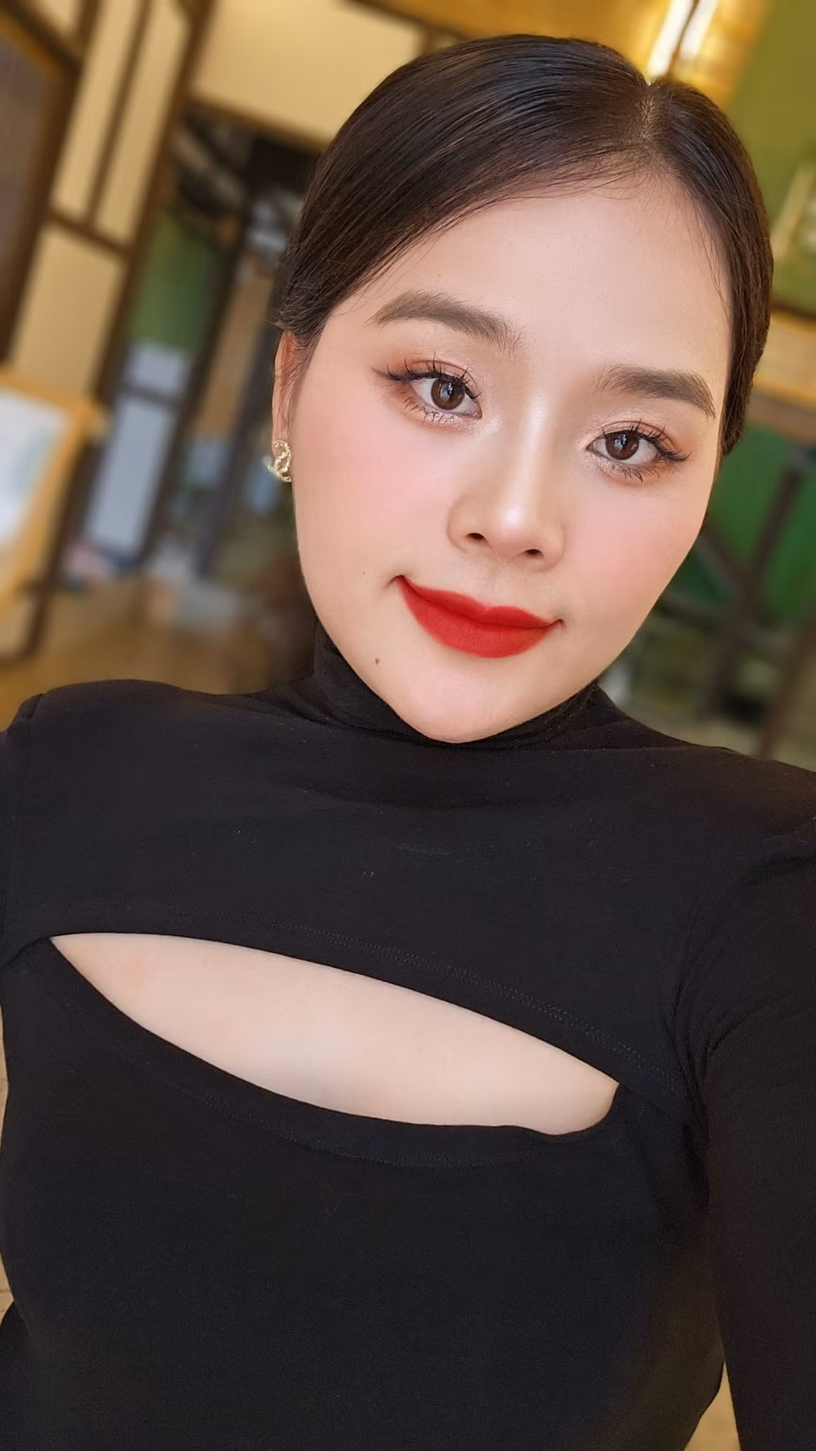 “Tôi chỉ may mắn khi tham gia cuộc thi chứ không có tài. Điều kiện cũng không cho phép tôi đi theo con đường đó. Hiện tại tôi phải chăm sóc cho gia đình, nên không thể theo đuổi con đường nghệ thuật được”, Ngân Thảo cho hay.