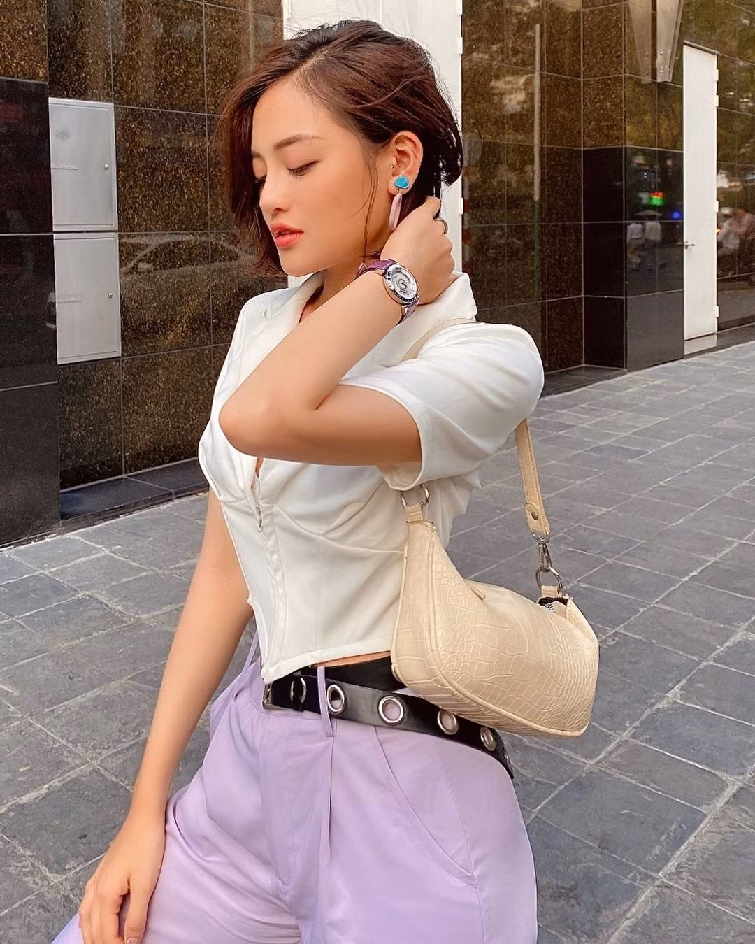 Xấu tính thượng hạng nhưng bù lại vai diễn Ánh trong phim "Tình yêu và tham vọng" lại có gu thời trang sang chảnh ăn hình nhất nhì phim, ăn đứt cả “cô Tấm” Linh với phong cách kín đáo mờ nhạt.