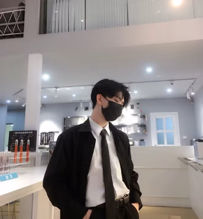 Trong một lần tình cờ, một người qua đường đã chụp được nhan sắc thật của "Thất Hạc đại nhân" vào khoảnh khắc anh chàng tháo khẩu trang xuống.