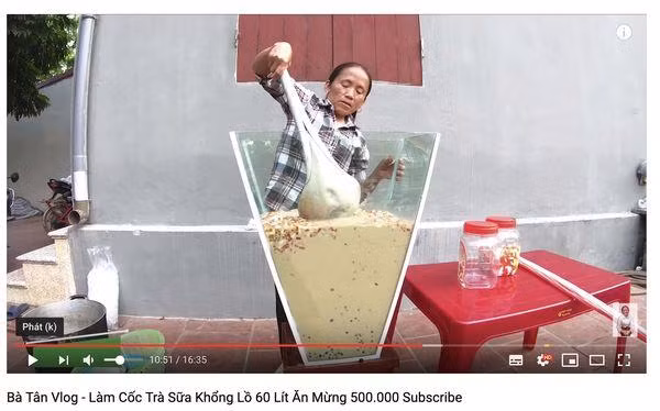 Nhận về nhiều bình luận thắc mắc, bà Tân sau đó phải giải thích: "Đây là cốc trà sữa than tre của bà, may là nó chưa đen sì các cháu ạ".