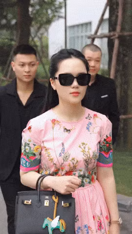 Duy Mạnh và Quỳnh Anh gặp nhau lần đầu năm 2015 tại khách sạn JW Marriott trong buổi tiệc giao lưu giữa các cầu thủ Man City với tuyển Việt Nam nhân chuyến du đấu của đội bóng Anh quốc tới Việt Nam. Cả 2 khi ấy 19 tuổi.