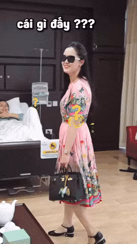 Ấn tượng đầu tiên của Duy Mạnh về Quỳnh Anh là một cô gái xinh xắn, da rất trắng. Ấn tượng đầu tiên của ái nữ nhà chủ tịch về chàng cầu thủ cũng là một anh chàng bảnh bao, “da trắng như con gái” và cao nổi bật trong số các tuyển thủ.