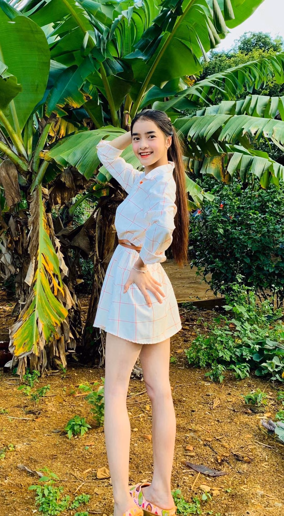 Từ mục đích quay lại video lưu trữ những kỷ niệm, Yona Cươn nhanh chóng trở thành hot TikToker nhờ ngoại hình rạng rỡ, nụ cười sáng cùng chiếc răng khểnh có duyên.