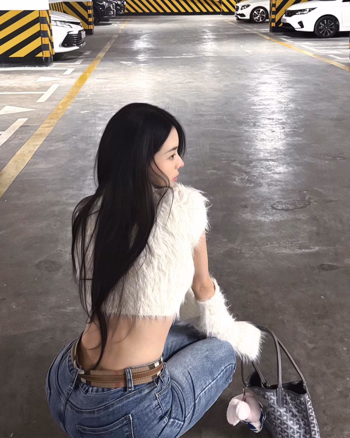 Giống như thường lệ, Trần Bích Hạnh không quên “thả thính” với dòng trạng thái: “Nhìn em vậy thồi, chứ em chảnh đấy. Chảnh một mình í”.
