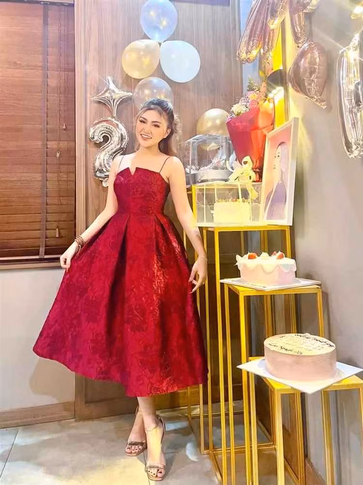 Nguyệt Hà cũng khẳng định: "Sự thật vẫn sẽ là sự thật, người khác có thể đọc câu chuyện nhưng họ không trải trong câu chuyện đó nên những ý kiến của cộng đồng mạng sẽ không tránh khỏi, chỉ những người trong cuộc mới hiểu. Mình khẳng định mình không làm trái với lương tâm mà bịa đặt để làm gì cả".