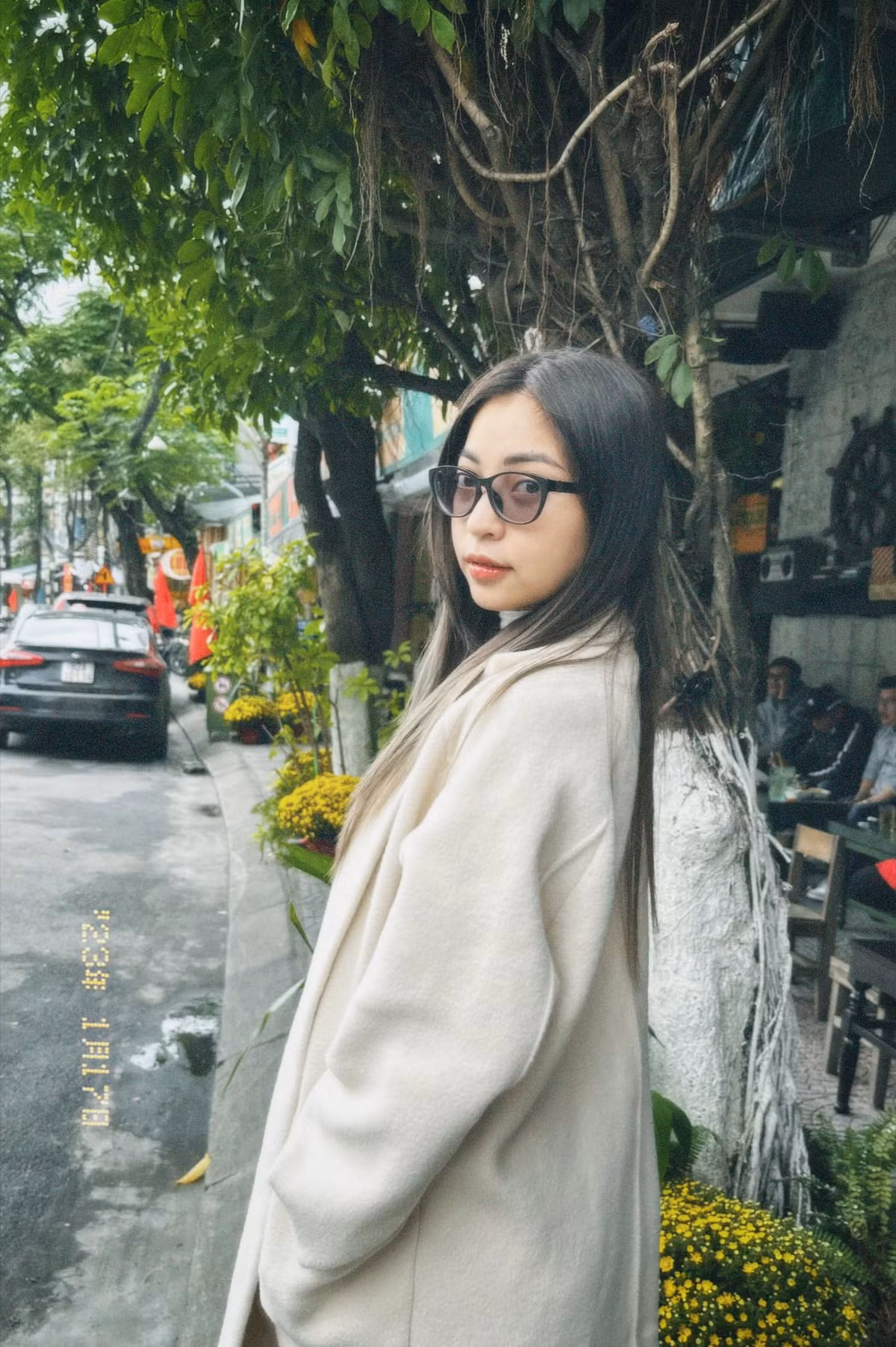 Cụ thể, đăng ảnh check-in trên đường, Nhật Lê hào hứng viết: "Tổng kết cuối năm. Hội những người ăn Tết với bộ đồ cũ chào nhau một cái coi nào".