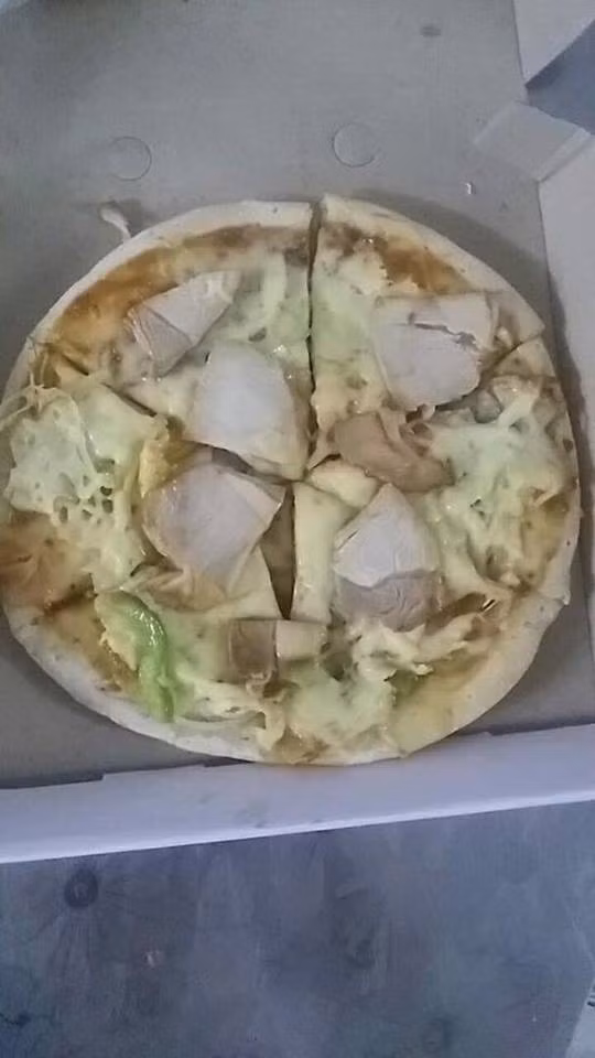 Món bánh pizza được chủ cửa hàng quảng cáo nhìn vô cùng bắt mắt, nhưng khi nhận được sản phẩm như hình thì quả thật không ai "nỡ ăn" vì nó quá ư độc đáo.