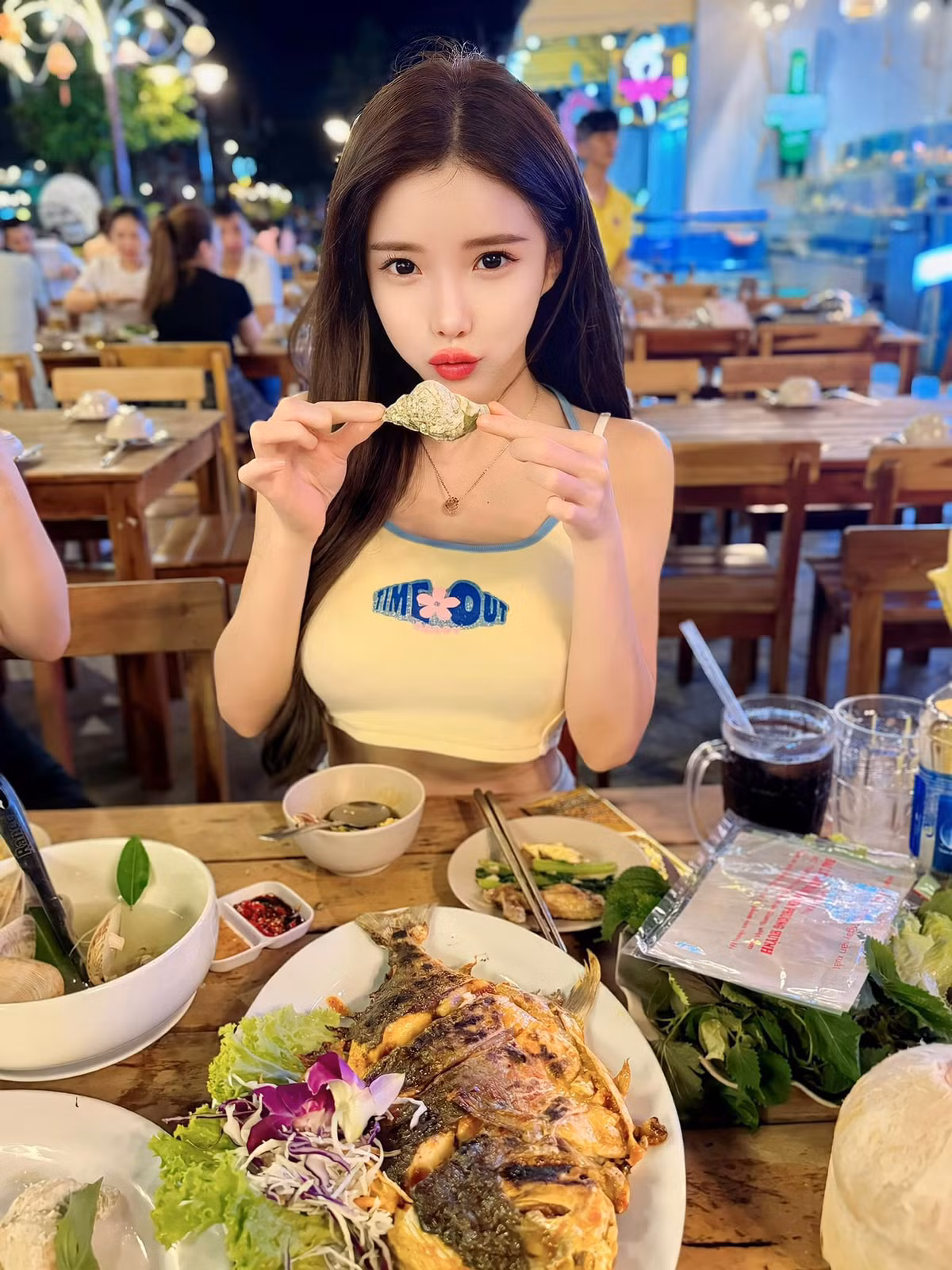 Amber Na sinh năm 1997 tại Malaysia được biết đến với vai trò DJ, nổi tiếng ở cả Singapore, Đài Loan.