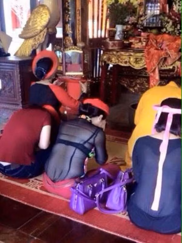 Đặc biệt là hội chị em, không ít lần họ tạo nên sự "ngứa mắt" với lối thời trang đi chùa chẳng giống ai.