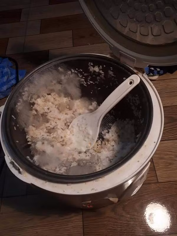 Số khác bày tỏ, cho dù nồi cơm này có được vệ sinh sạch sẽ trở lại, người dùng cũng khó dám ăn cơm tiếp, nên tốt hơn hết hãy vứt chiếc nồi này đi.