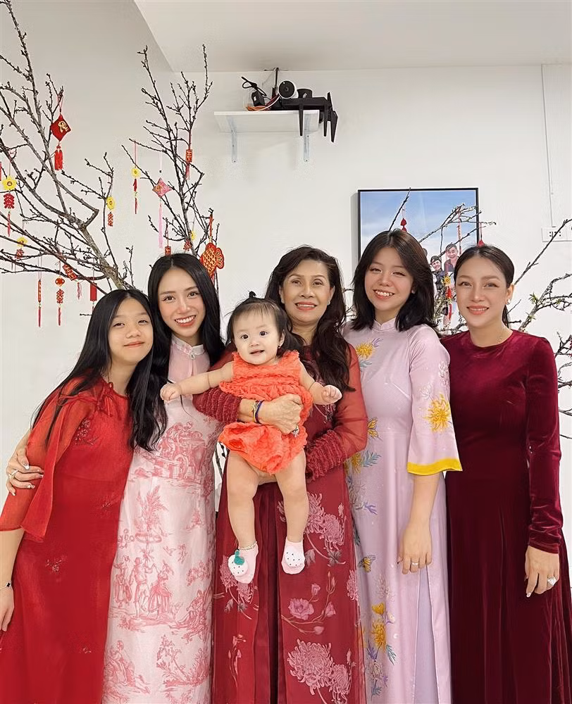 Sau màn khoe mua siêu xe, trang hoàng nhà cửa hoành tráng dịp Tết, mới đây con gái đại gia Minh Nhựa lại chơi lớn, show ảnh đại gia đình đến chúc Tết ông bà nội (bố mẹ ruột của Minh Nhựa).